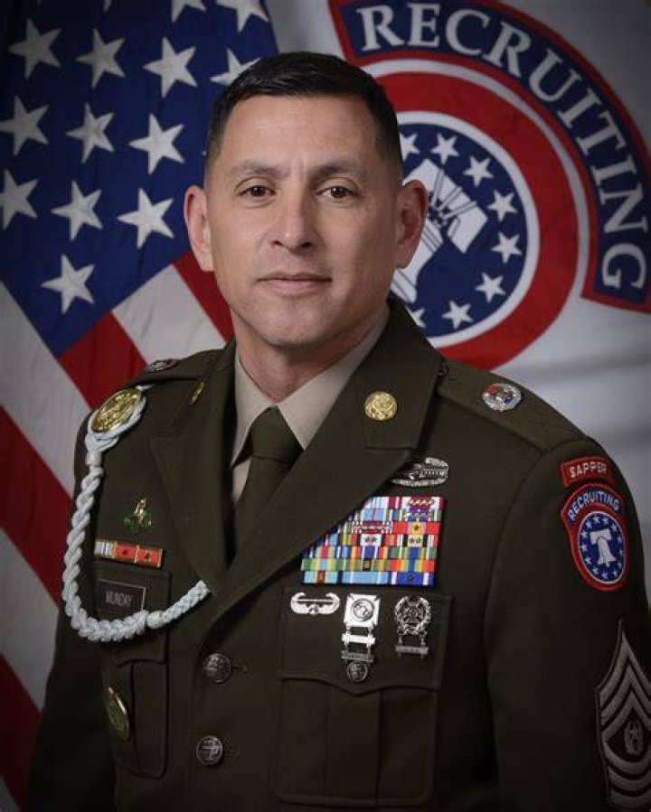 Does a first sergeant outrank a master sergeant?
